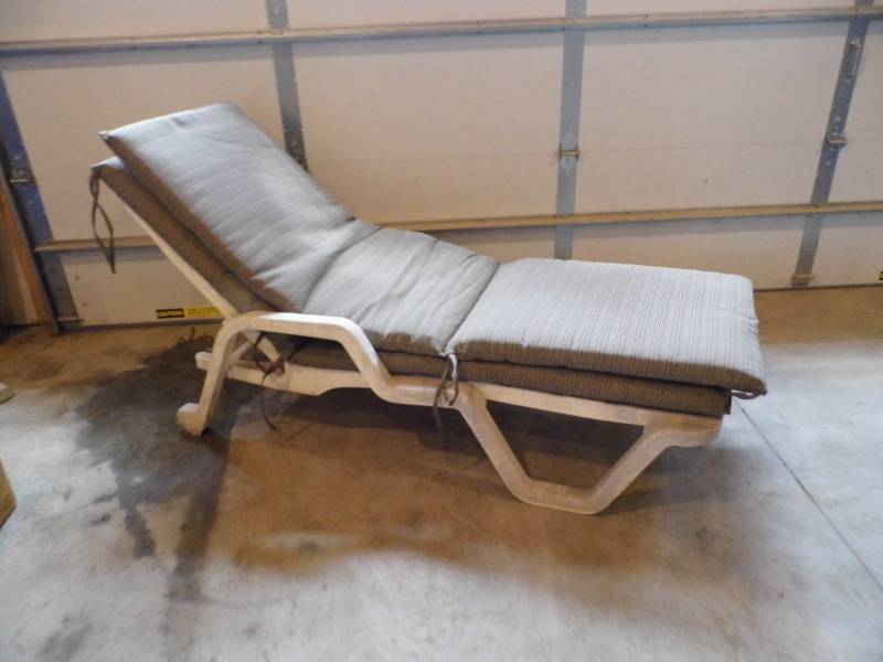 Plastic Chaise Lounge w 2 Cushions