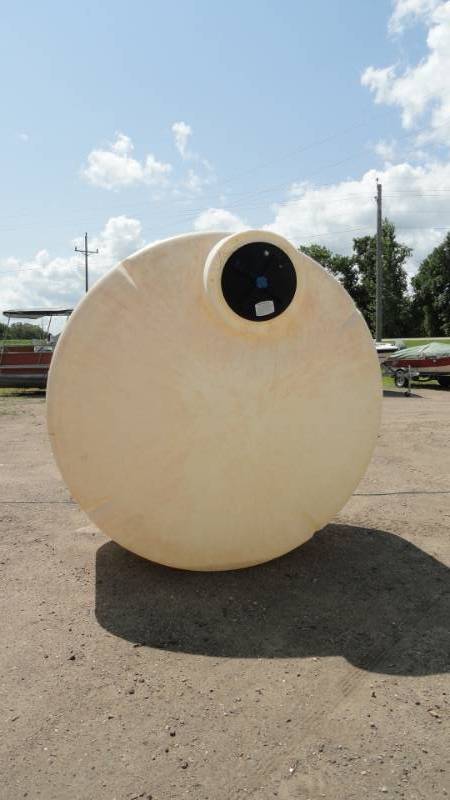 lot 7 image: 1100 Gallon Poly Tank With Lid