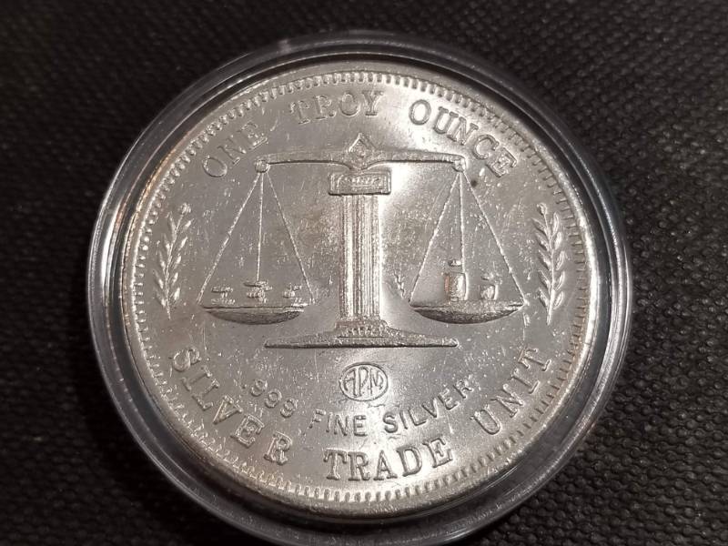 lot 09 image: 1 TROY OZ. .999 FINE SILVER EAGLE WITH FLAG IN AIRTITE