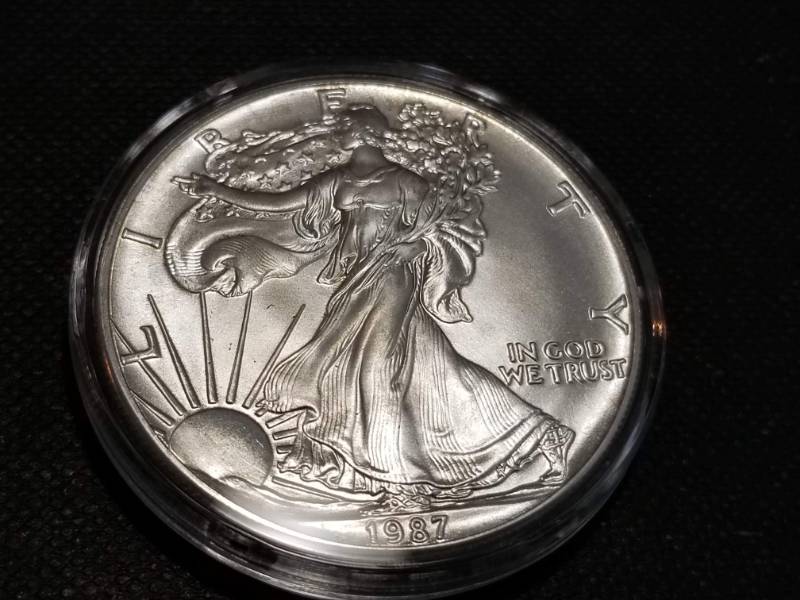 lot 15 image: 1987 AMERICAN SILVER EAGLE 1 TROY OZ. .999 FINE SILVER IN AIRTITE