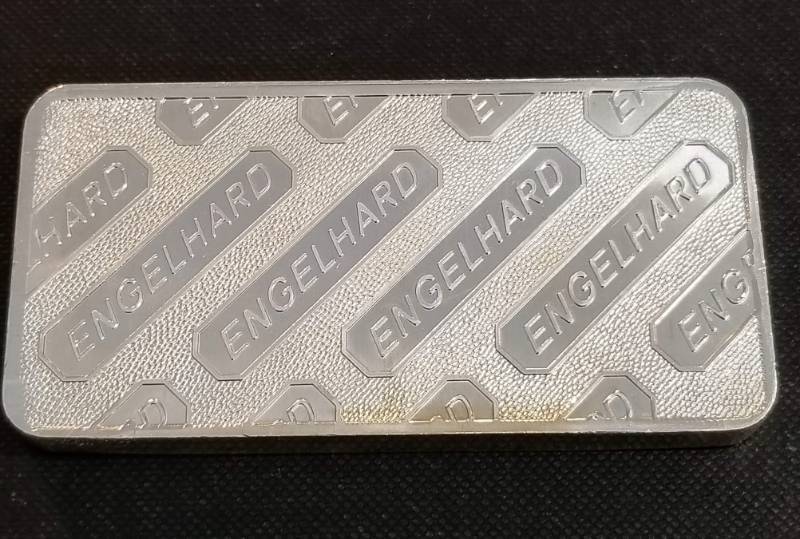lot 26 image: 10 TROY OZ. .999 FINE SILVER ENGELHARD BAR WITH SERIAL #
