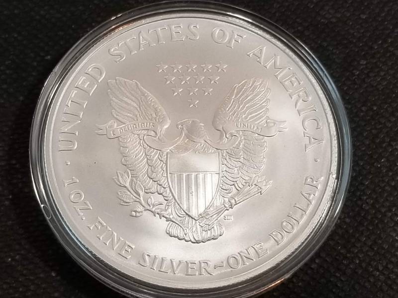 lot 40 image: 2005 AMERICAN SILVER EAGLE 1 TROY OZ. .999 FINE SILVER IN AIRTITE