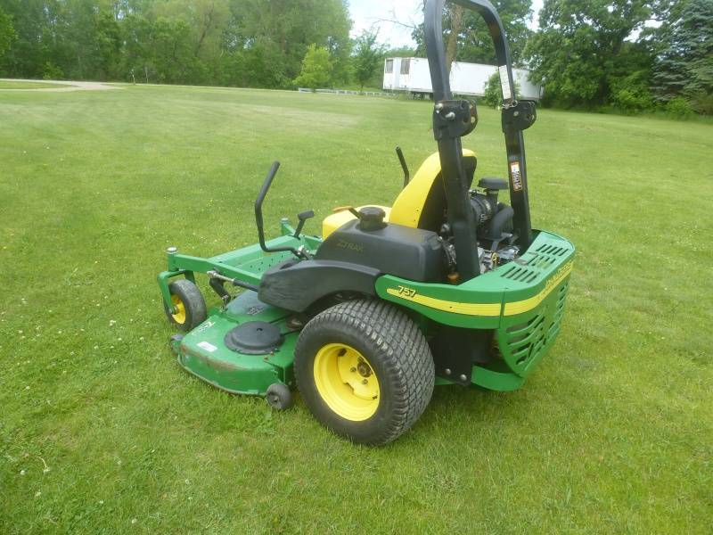 lot 7 image: John Deere Z 757 Mower