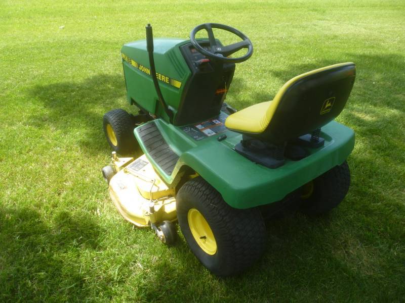 lot 8 image: John Deere LX 188 Tractor