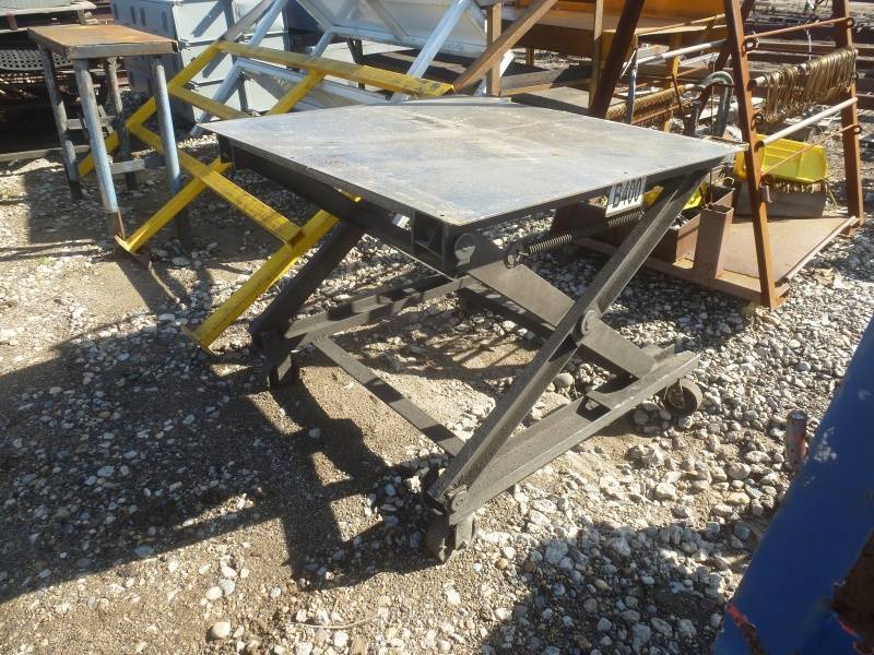 lot 24 image: Steel Scissor Table