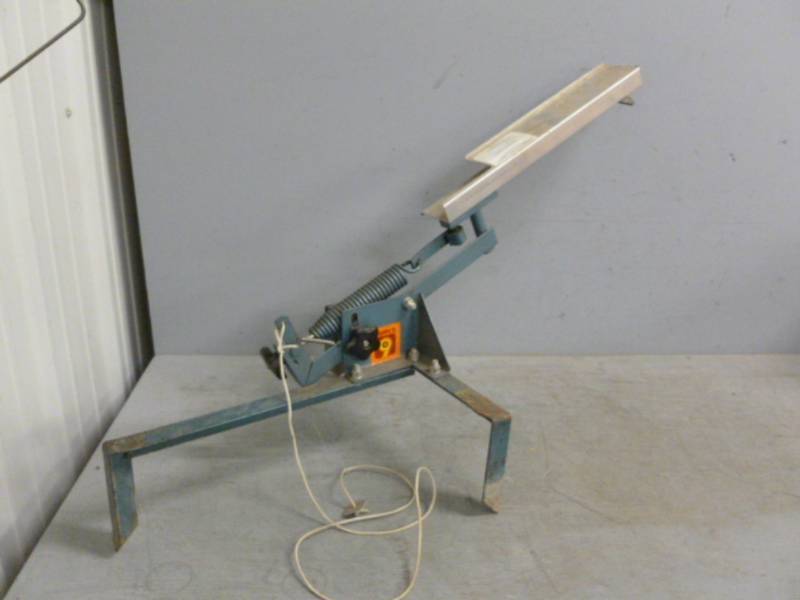 lot 12 image: Clay Pigeon Thrower