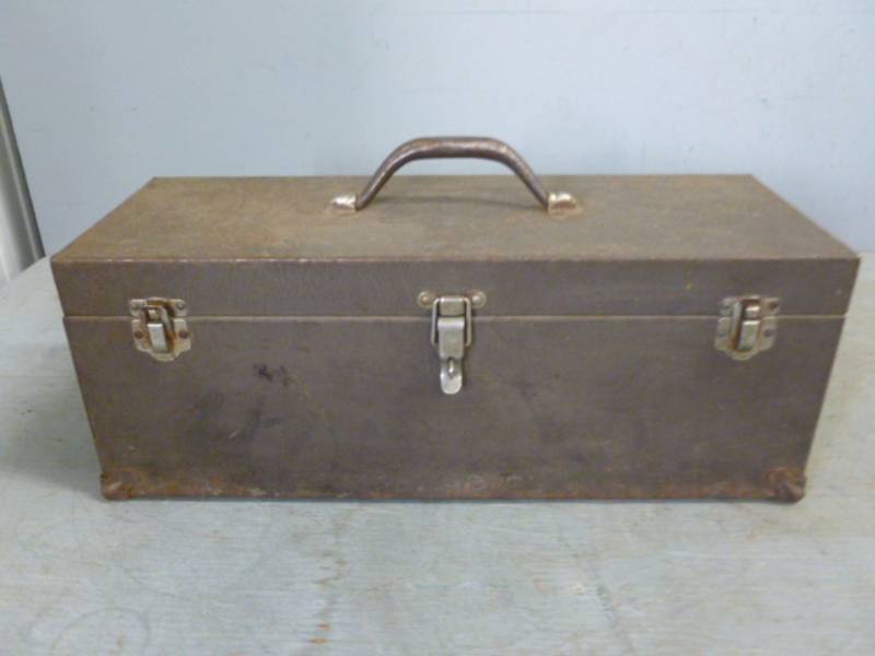 lot 26 image: Vintage Kennedy Tool Box