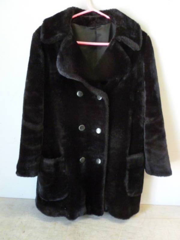 lot 66 image: Vintage Ladies Coat