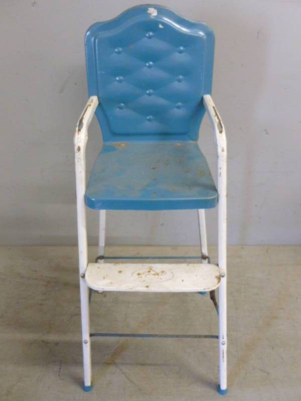lot 108 image: Vintage Doll Stool