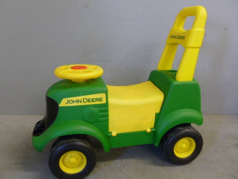 lot 121 image: John Deere Toy Tractor