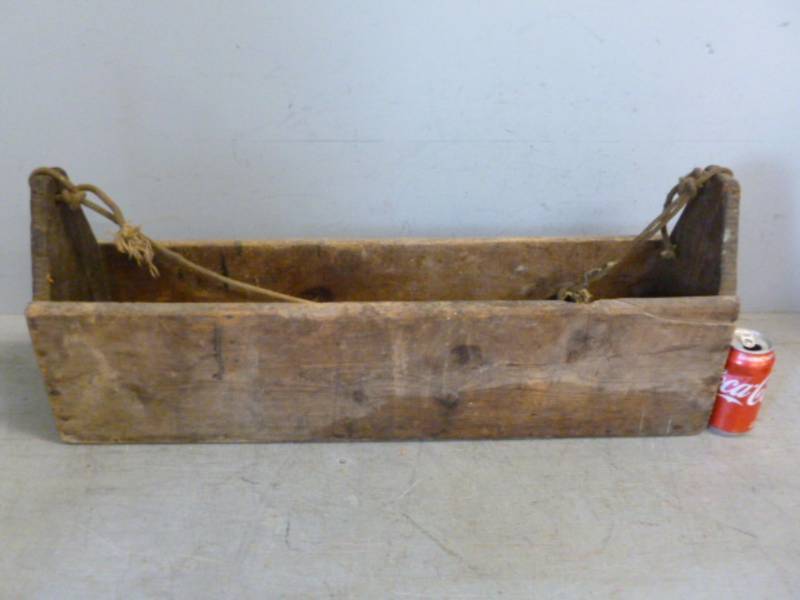 lot 211 image: Vintage Carpenters Box