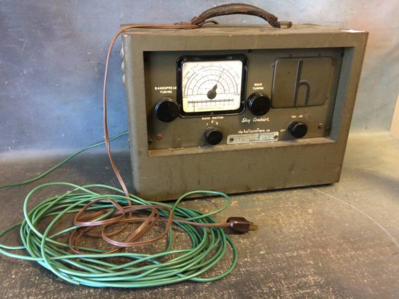 lot 21 image: Hallicrafters Sky Courier WWII Tube Radio