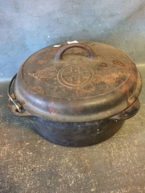 lot 20 image: Griswold Cast Iron Dutch Oven