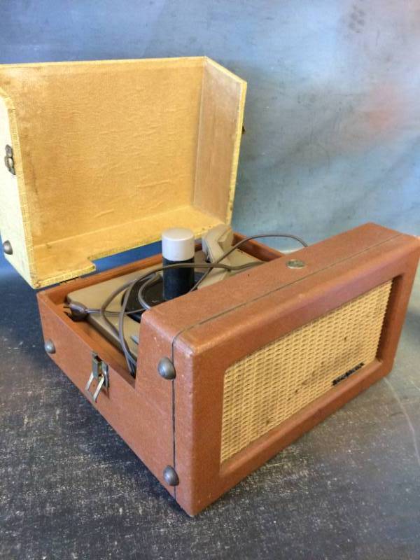 lot 17 image: 45 Record Player