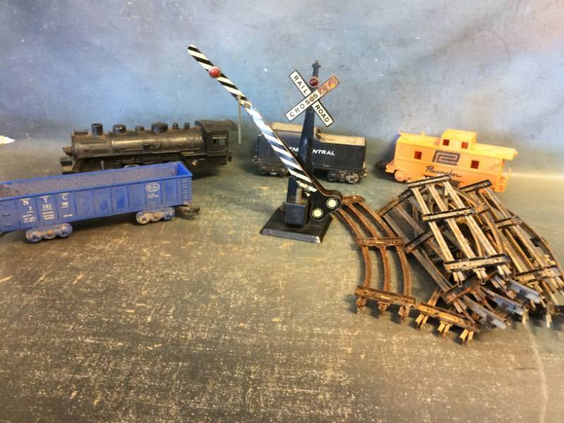 lot 26 image: Assorted Model Train Parts