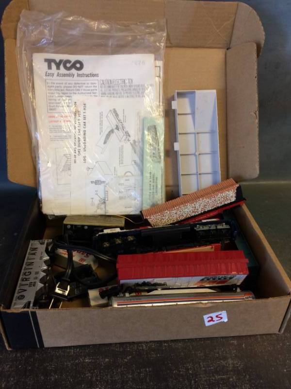 lot 25 image: Tyco Spirit of 76 Model Train and More