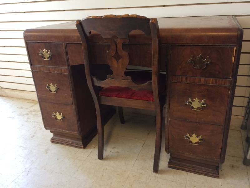 lot 3 image: Desk and Chair