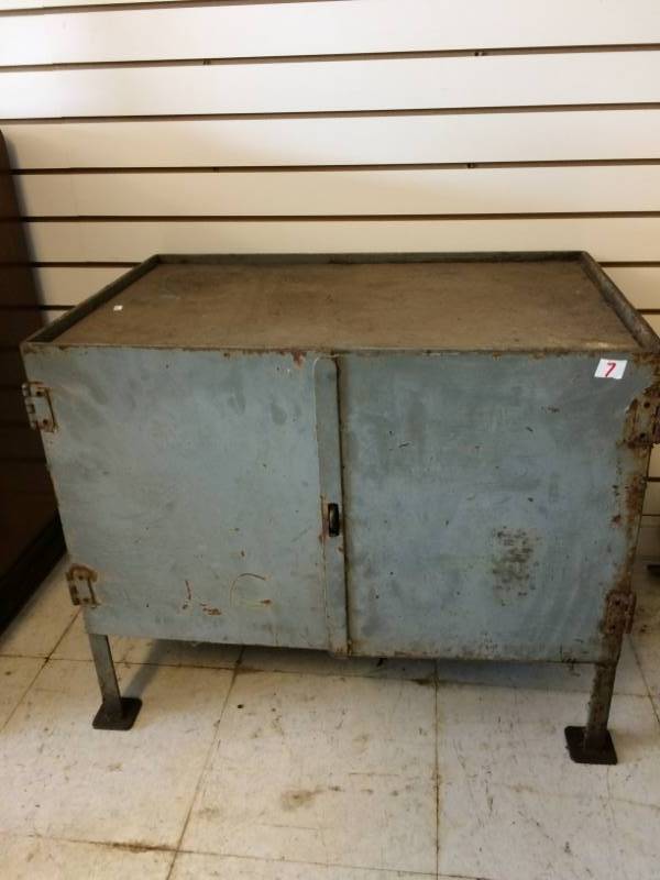 lot 7 image: Metal Stand