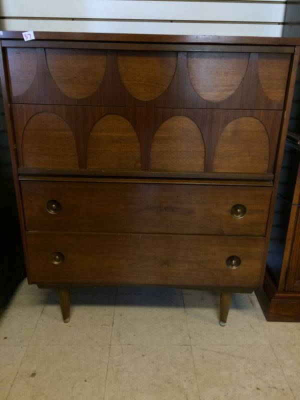 lot 37 image: 4 Drawer Wooden Dresser