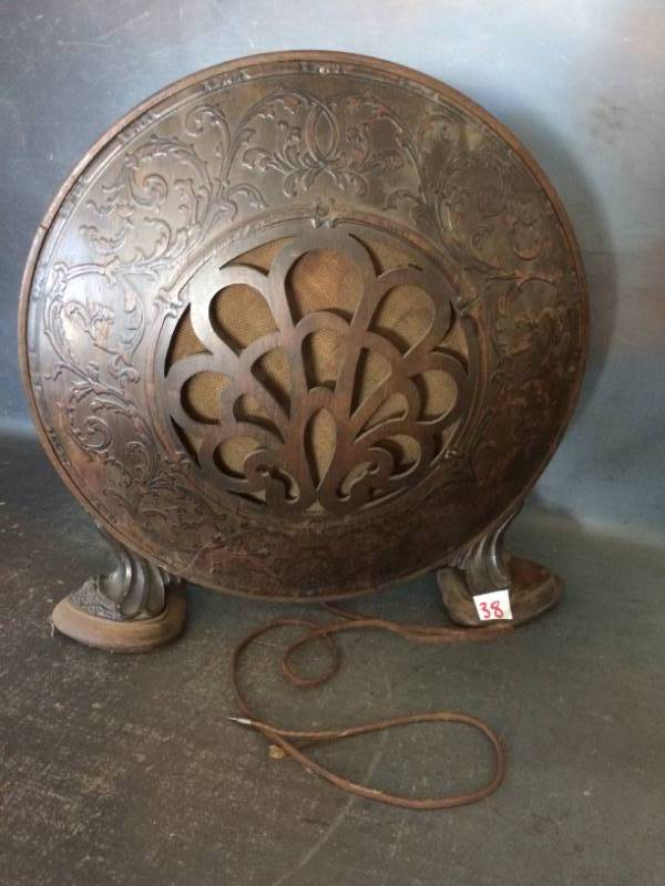 lot 38 image: Vintage Wooden Radio Speaker