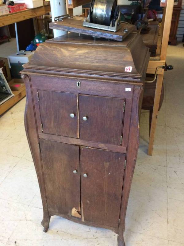 lot 69 image: Vintage Victor Phonograph