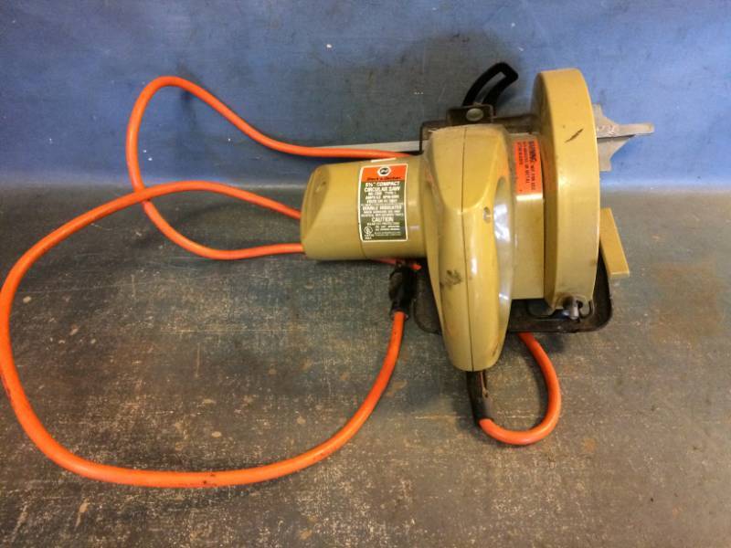 Black & Decker 5 1/2 Compact Circular Saw Model 7300 Type 1