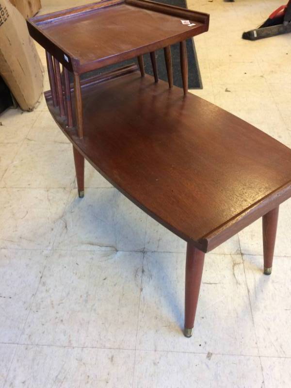 lot 89 image: End Table