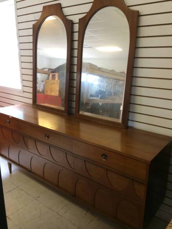 lot 116 image: Long 9 Drawer Dresser with 2 Mirrors
