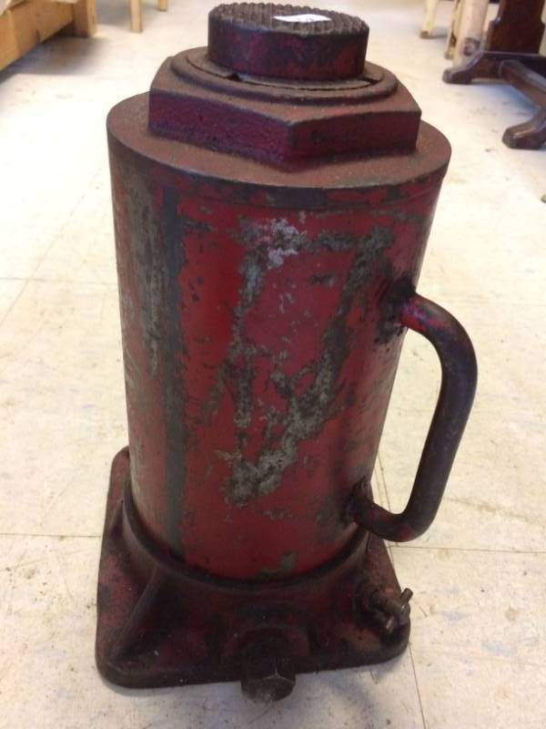 lot 42 image: Bottle Jacks