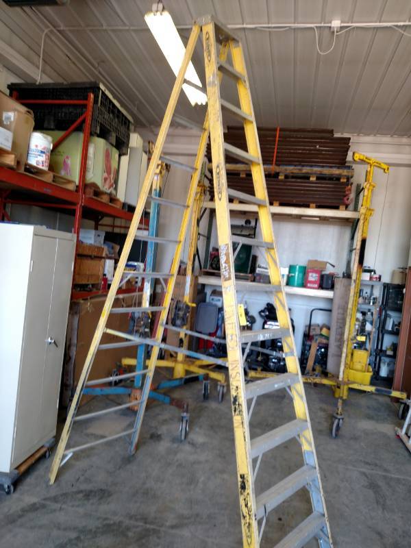 lot 16 image: Werner 12 Fiberglass Step Ladder...