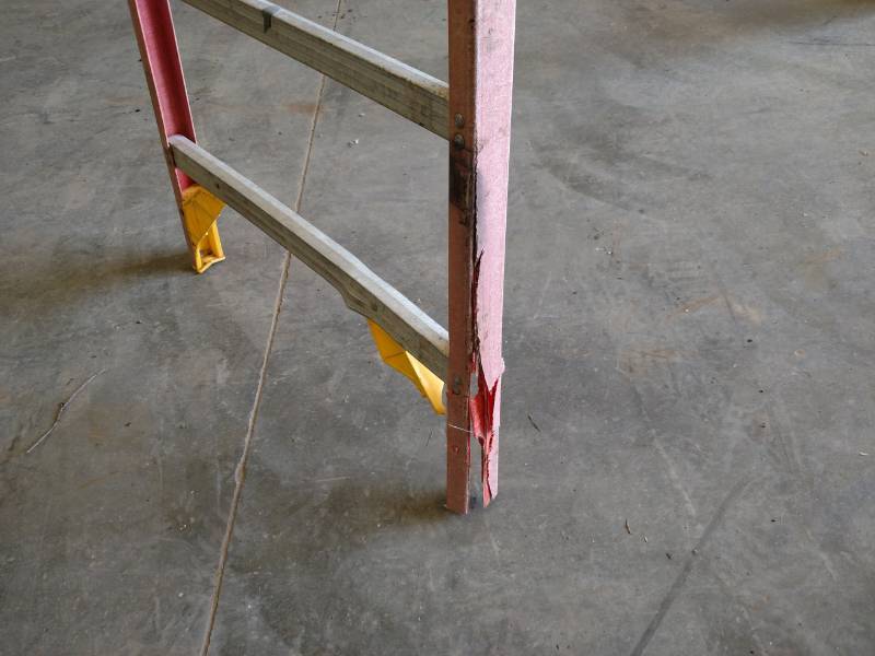 lot 19 image: Werner 10 Fiberglass Step Ladder, ...