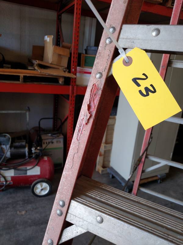lot 23 image: Werner 10 Fiberglass Step Ladder, ...