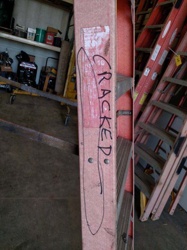 lot 24 image: Werner 10 Fiberglass Step Ladder, ...