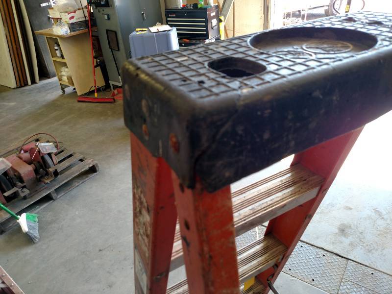 lot 33 image: Husky 6 Fiberglass Step Ladder...