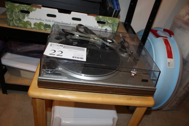 lot 22 image: Sanyo Auto-Return PLL-Servo Drive System Turntable TP1005A