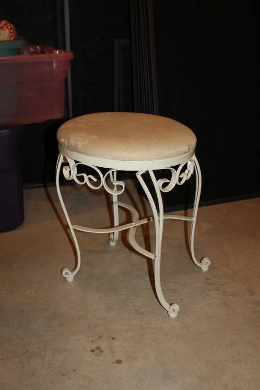 lot 30 image: Padded Stool
