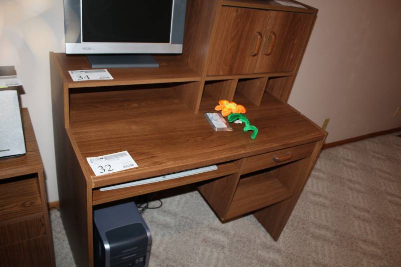 lot 32 image: Computer Office Desk with Bookshelf, Computer Stand
