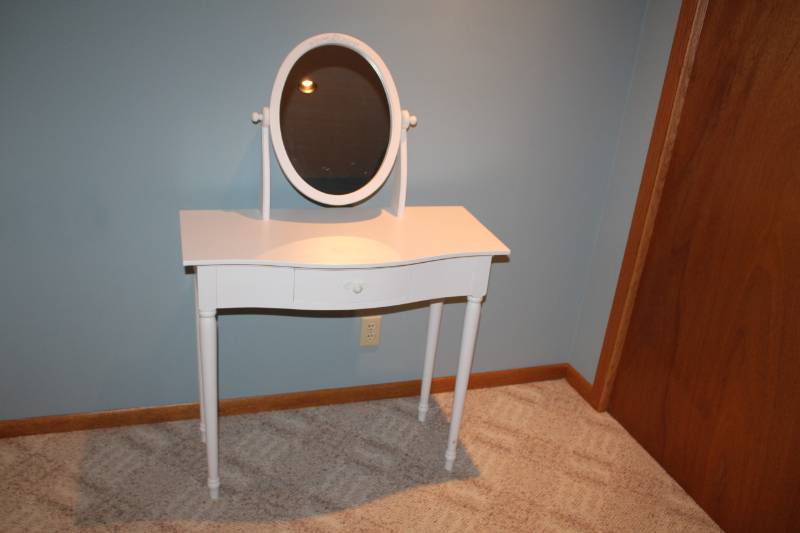 lot 42 image: Vanity Table with Mirror