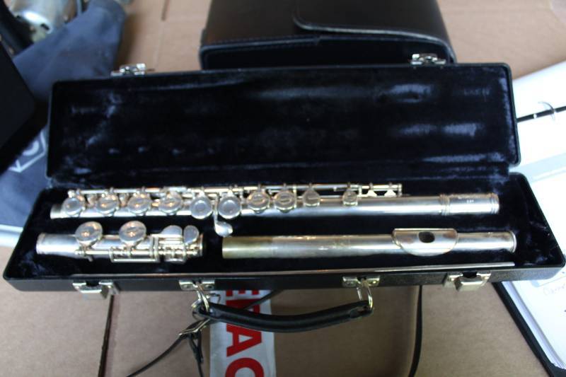 lot 11 image: Gemeinhardt Clarinet with Case