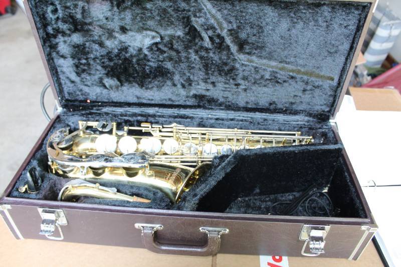 lot 14 image: Yamaha Saxaphone with Case