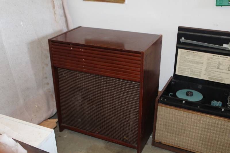 lot 8 image: Magnavox High-Fidelity Phonograph Player Cabinet with Diamond Stylus