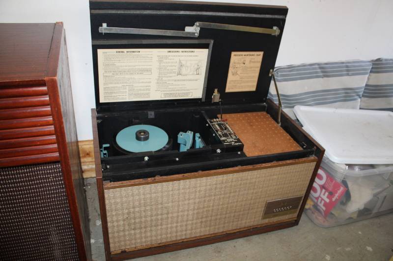 lot 9 image: Seeburg Encore Stereo Record Player Cabinet