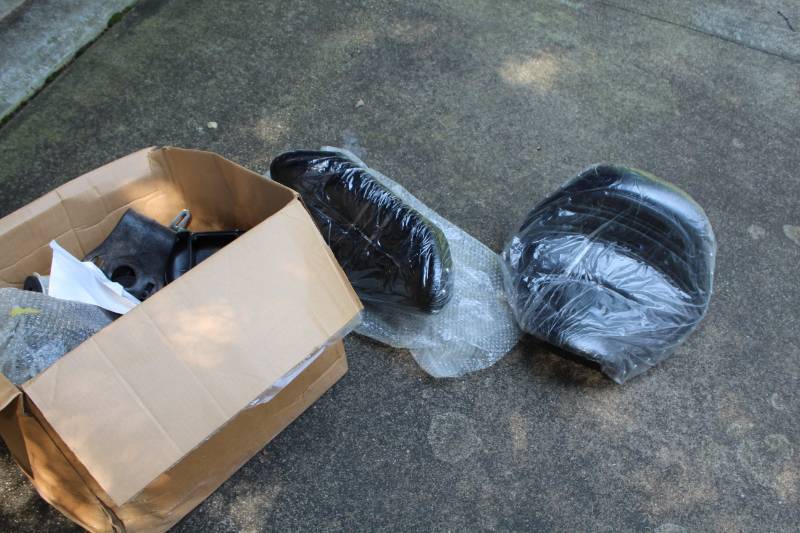 lot 58 image: Yamaha Midnight Venture Motorcycle Parts - Seat, Tailpipes, Mufflers