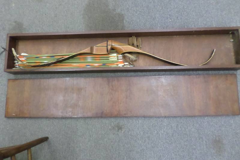 51 Bow with Wooden Box and Arrows