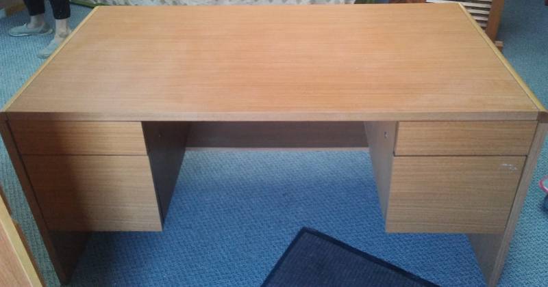 lot 3 image: Office Desk  4 drawer