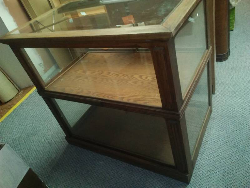 lot 9 image: Vintage two-level Oak display case with light