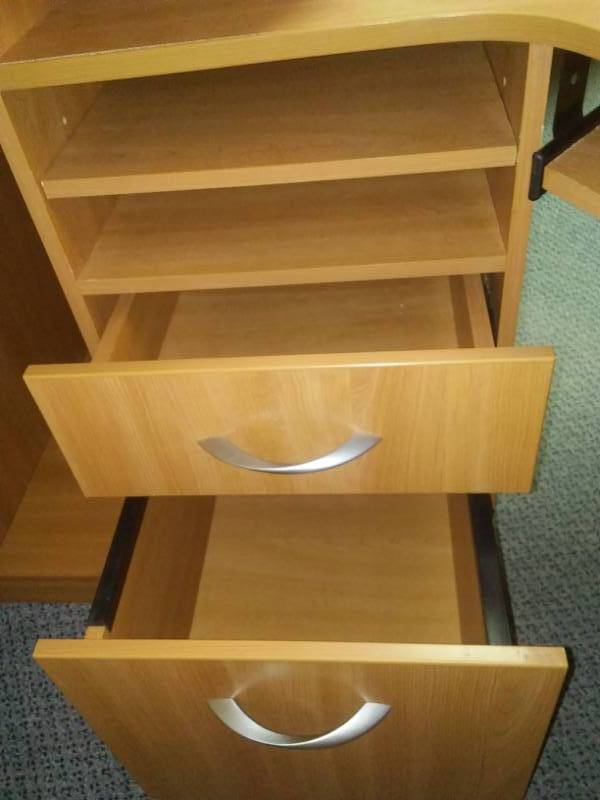 lot 20 image: Desk system, keyboard drawer, great storage and workspace.