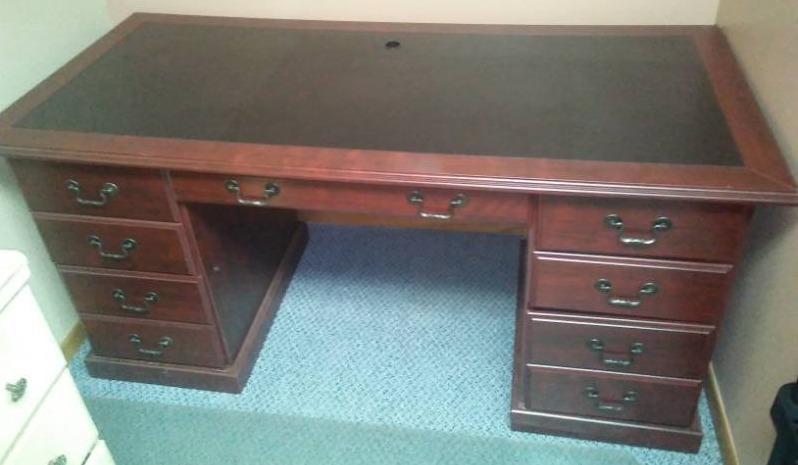 lot 21 image: Executive office desk Sauder.