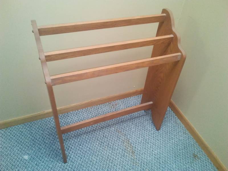 lot 23 image: Oak quilt rack . Nice