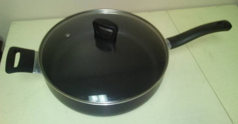 lot 24 image: T - fall 12 in fry pan, no scratches like new.